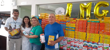 Entrega-de-bolachas-e-leite